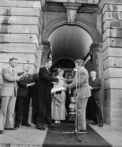 880044 Afbeelding van burgemeester H.J.L. Vonhoff op de trappen voor het Stadhuis (Stadhuisbrug 1) te Utrecht, waar hij ...